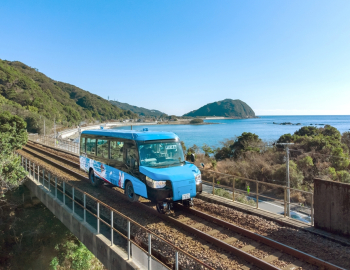 Nhật Bản giới thiệu ô tô chạy trên đường ray và đường bộ