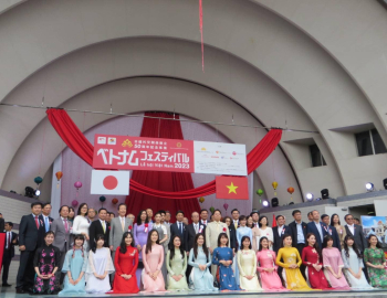 Công chúa Kako dự lễ khai mạc Festival Việt Nam, tán thưởng biểu diễn nhạc cụ truyền thống Torun, v.v. Công viên Yoyogi, Tokyo