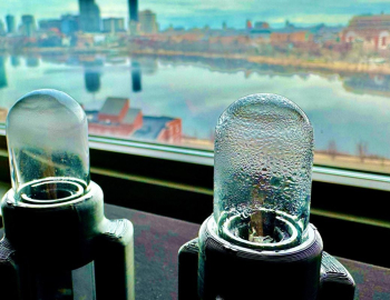 Thiết bị siêu âm MIT làm rung chuyển nước uống từ không khí