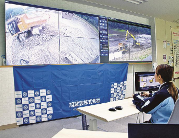 Asahi Construction (tỉnh Miyazaki) – Nữ nhân viên điều khiển máy xúc hạng nặng từ xa qua đường truyền dài 16 km