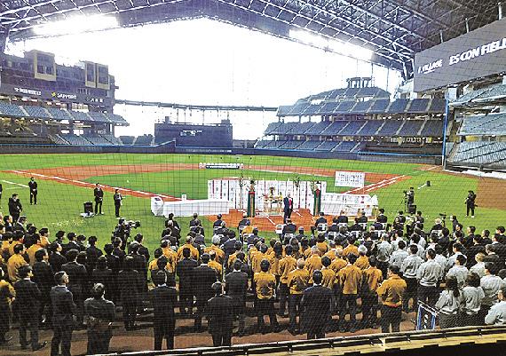 New HKS-Designed Hokkaido Nippon Fighters Baseball Stadium Opens